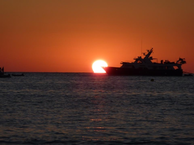 Barco en puesta de sol de Formentera.jpg